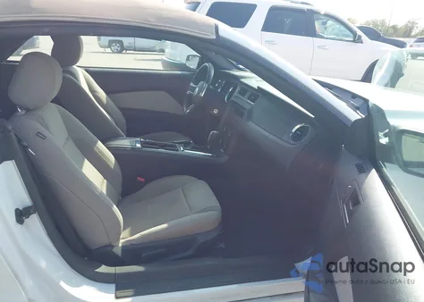 2014 Ford Mustang V6 z USA, uszkodzony, nr VIN 1ZVBP8EMXE5314230